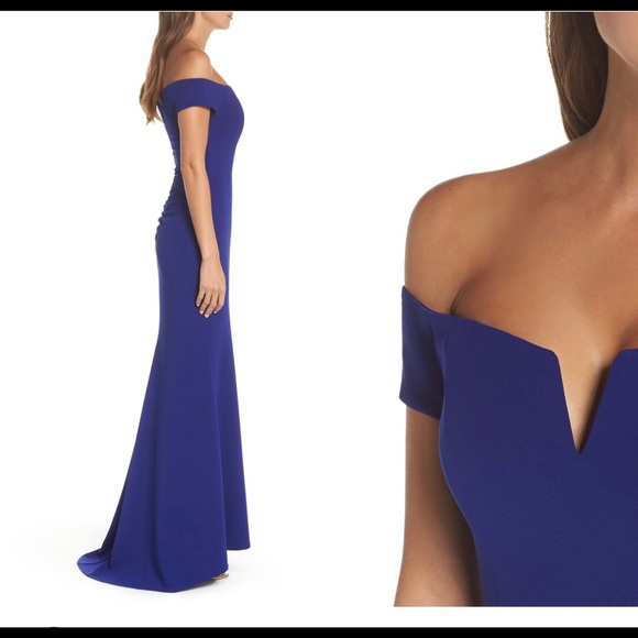 Vince Camuto Notched Off the Shoulder Trumpet Gown - Picture 2 of 3